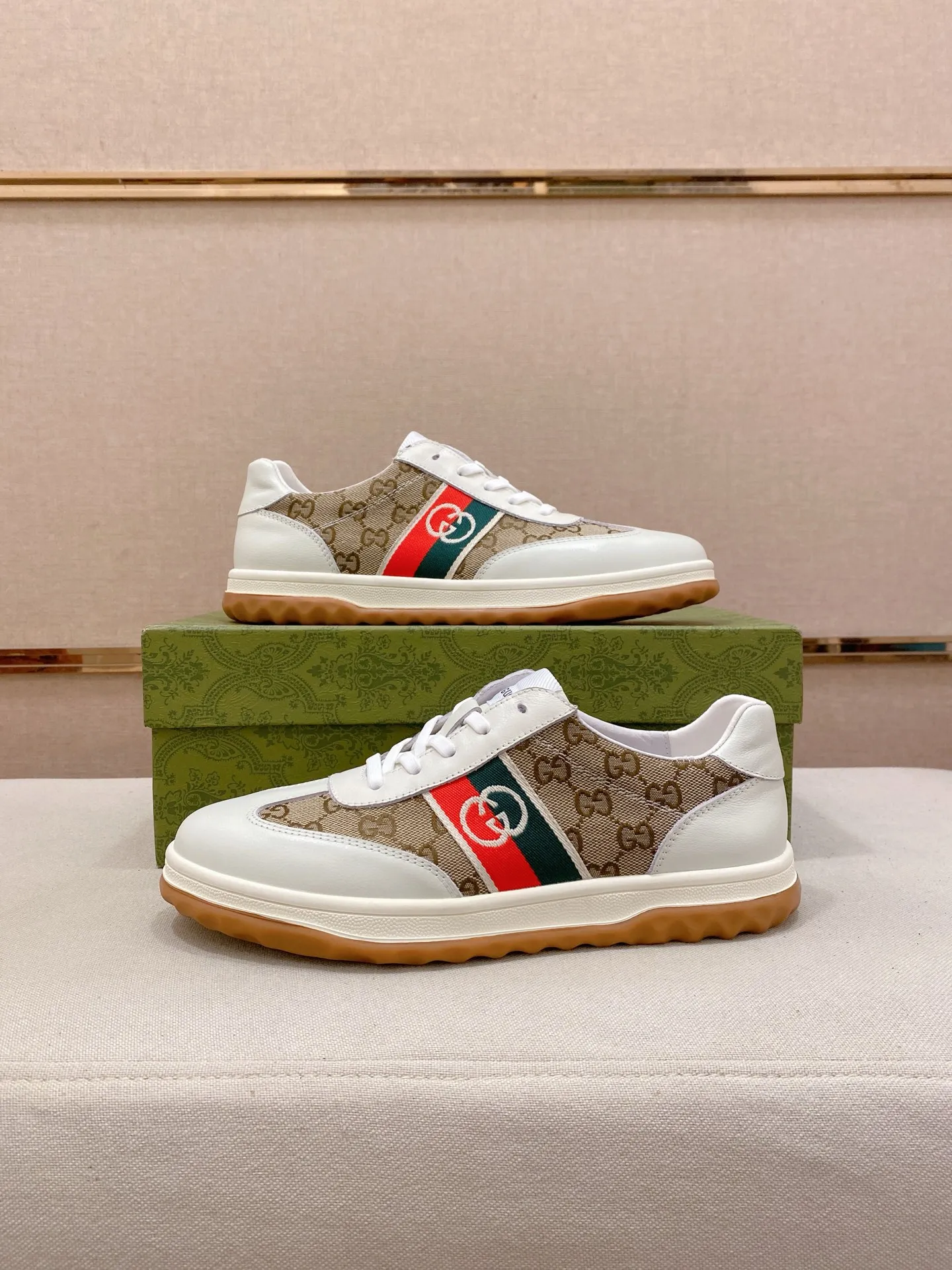 Men's shoes 💰 420 💰 High-quality new GUCCI counters are launched simultaneously. The new men's shoes, 😘fabrics are selected from imported cowhide, and the lining is sheepskin lining. 👍🏿 High-end ☄️ air-cushion molded anti-slip rubber outsole, exquisite lines, simple and elegant, comfortable and high-end for leisure travel. Code number: 38 to 44 (45 can be customized and cannot be returned or exchanged)